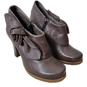 Chic Brown GIRAUDON Leather Heels from ANTHROPOLOGIE with Bow Accent